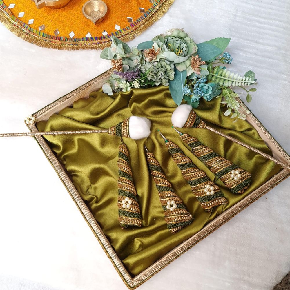 Decorative wedding tray for saree,dress,....etc. | Wedding crafts, Wedding  gifts packaging, Wedding gift pack