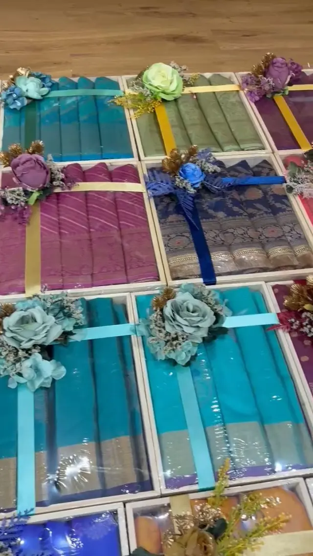 When your clients asks for gift packaging of your sarees..to gift them..
We come into the picture..

#sareepackaging #sareegifts #giftsforinvites #giftsforweddingguests #giftsforbirthdays 

www.wraparts.in